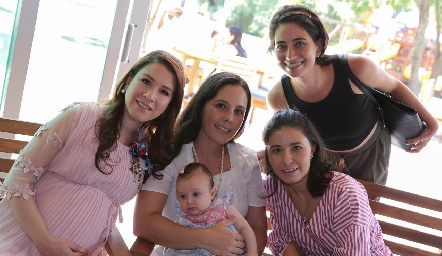  Karla Puente, Mariana Cuesta, la pequeña Carlota y Carla Cuesta.