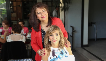  Cristina Reyes y Kity Córdova .