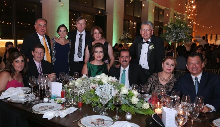  Marcela Valle y Ramón Zacarías con sus amigos.
