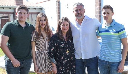  Picho Páramo con su esposa Mariana Millán y sus hijos Emilio, María y Óscar Páramo Millán.