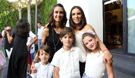 Anel y Pelusa Ávila con sus hijos Nicolás, Santiago e Inés.