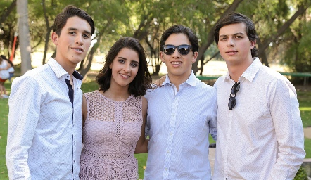  Lorea Gómez Galarza con sus primos Marcelo, Emilio y Patricio Rodríguez Galarza.