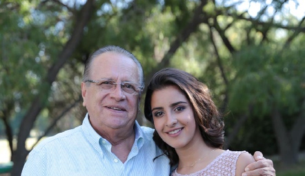  Olegario Galarza y su nieta Lorea.