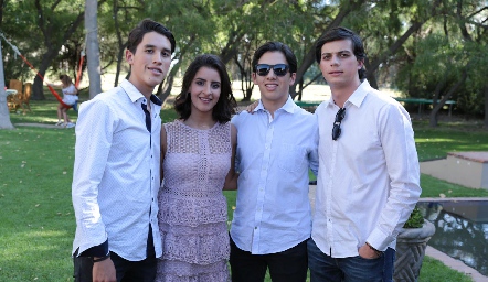   Lorea Gómez Galarza con sus primos Marcelo, Emilio y Patricio Rodríguez Galarza.