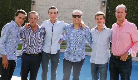  Los festejados con sus papás, César y César Flores, Rodrigo y Alejandro Navarro, Nacho e Ignacio M.A.