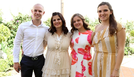  Guille Meade de Gocher con sus hijos Javier, Guille y Valentina Gocher Meade.