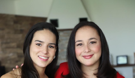  Sandra Villalobos y Pilar Anaya.