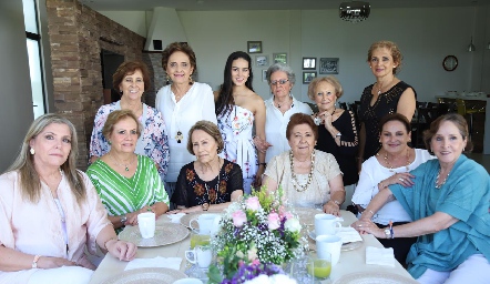  Sandra con las amigas de su abuela.