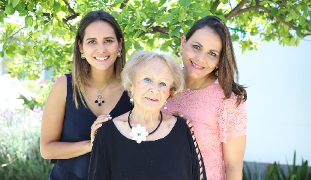  Cristina Dávila, Licha Martínez y Toyita Villalobos.