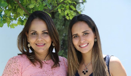  Toyita Villalobos y Cristina Dávila.