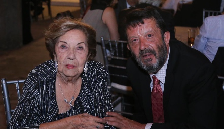  Gloria Muñoz y Arturo Kury.