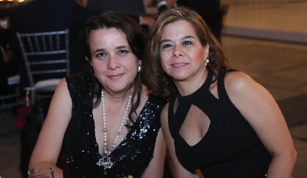  Adriana Martínez y Pilar Fuentes.