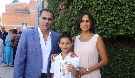  Alejandro, con sus papás Alejandro Anaya y Maricarmen Galarza.