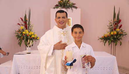  Alejandro con el padre Rubén Pérez.