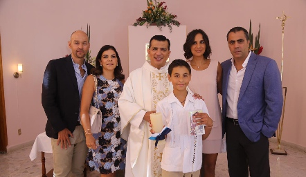  Alejandro con sus papás y padrinos.