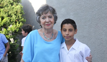  María Eugenia Ugalde con su nieto Alejandro.