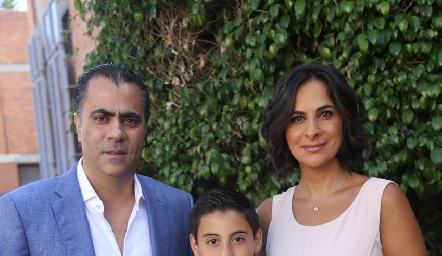  Alejandro Anaya y Maricarmen Galarza con su hijo Alejandro.