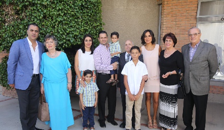  Alejandro con su familia.