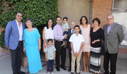 Alejandro con su familia.