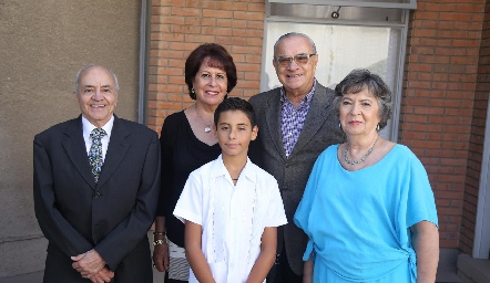  Alejandro con sus abuelitos.