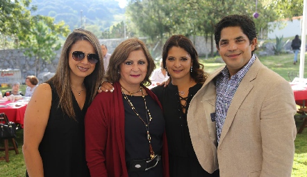  Consuelo Mercado con sus hijos Viviana, Chelito y Guillermo Padrón.