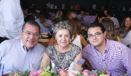  José Enríquez, María del Carmen Acebo y Mauricio Enríquez.