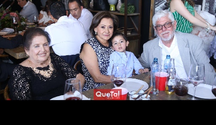  María del Carmen Ponce, Coco Méndez, Leo y Manuel Ponce.