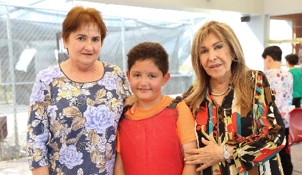  Agus con sus abuelitas, María Teresa Perogordo y Rosa María Velasco.