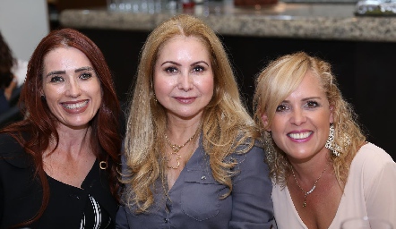  Adriana Jiménez, Vianey Lara y María Esther Guerra.