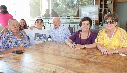  Javi con sus abuelitos, Jacobo Payán, Tomás Alcalde, María Cristina Nava y Yolanda Espinosa.