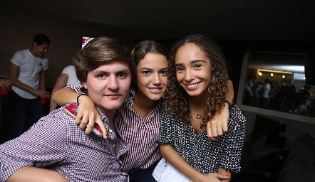  Diego Bárcena, Renata Fernández y María José Benavente .