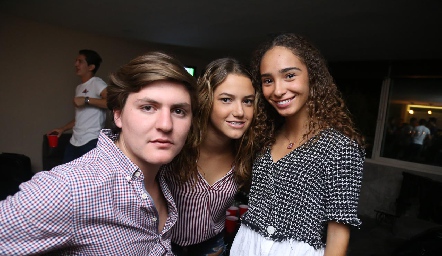  Diego Bárcena, Renata Fernández y María José Benavente.