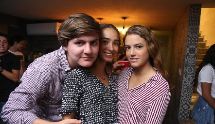  Diego Bárcena, María José Benavente y Renata Fernández.