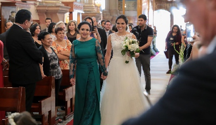  La entrada de la novia junto a su mamá.