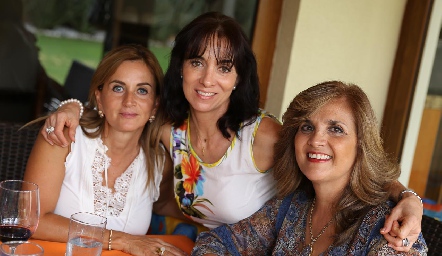  Lorena Robles, Pituca Espinosa y Sabrina Gaviño.