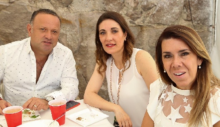  Arturo Medina, Maru Alcalde y Mary Buendía.