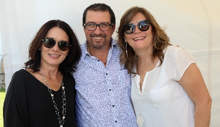  Vicky y Gerardo Cabrero con Martha Malo.