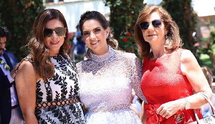  Karina Hernández, Maripepa Muriel y Maripepa Valladares.
