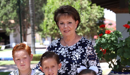  Pilar Ocejo con sus nietos Francisco, Diego, Paula y Patricio.