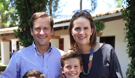  Bernardo y Ofelia Fernández con sus hijos.