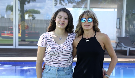  Lorena Hernández y su mamá Lorena Escobedo.