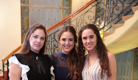  Eva Álvarez con sus hijas Ana Pao y María José Rangel Álvarez.