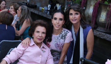  Mariana Tobías con su abuela Melita Gómez de Tobías y su mamá, Marisa Mercado.