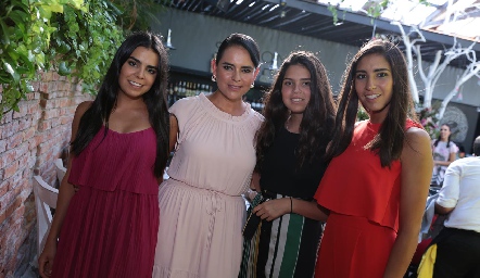  Marily de Tobías con sus hijas Marily, Pepi y Paula.
