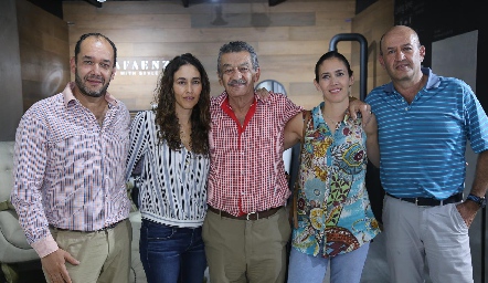  Omar, Mónica, Miguel, Gabriela y Miguel Abud.