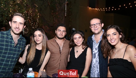  Disfrutando de la velada.