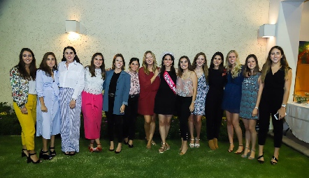  Mónica acompañada de sus mejores amigas.