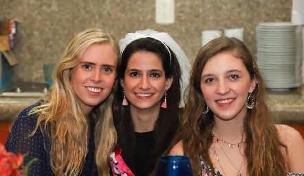  Ingrid Velasco, Mónica Medlich y Pau Martínez.