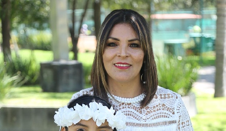  Pamela con su mamá Lupita Serna.