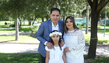  Pamela con sus papás Óscar Valadez y Lupita Serna.